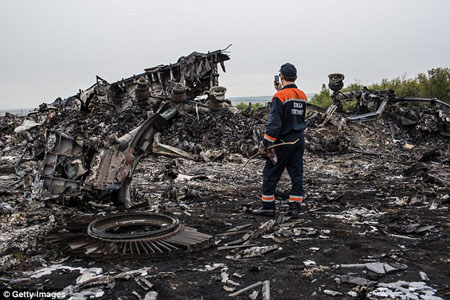 Hiện trường nơi MH17 bị rơi.